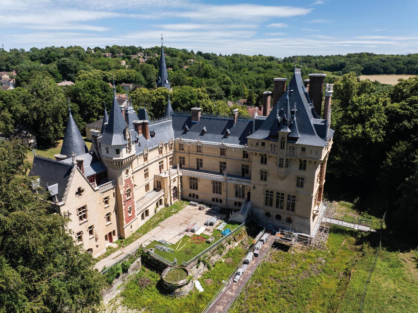 Le château de Vigny retrouve sa silhouette grâce à 3700 m² d’ardoises naturelles
