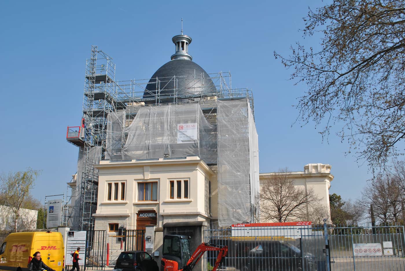 13000 ardoises pour le dôme du crématorium de Lyon